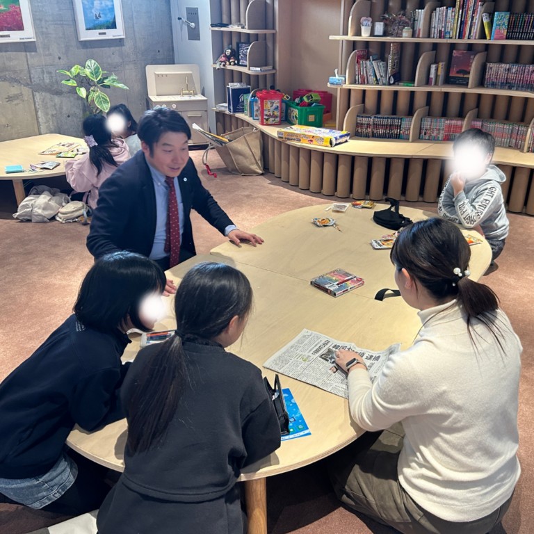 テーブルを囲んで過ごす子どもたちと地域の大人